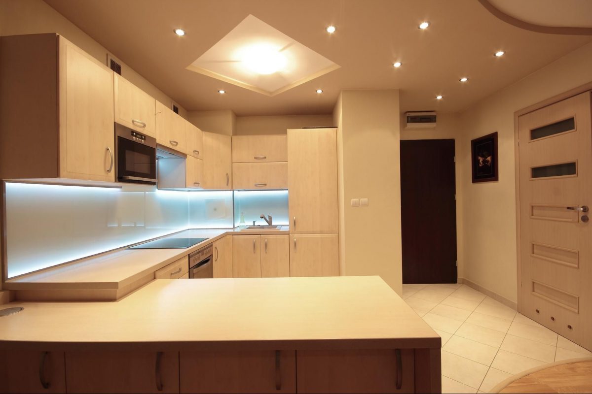 Бежевая кухня со светодиодной подсветкой фото